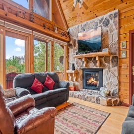 Smoky Overlook's inviting living room