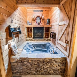 The Jarratt House's jacuzzi tub