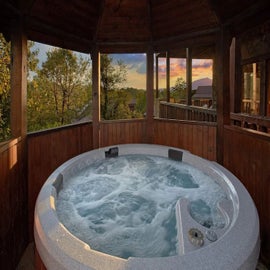 Rocky Top Lodge's bubbling hot tub