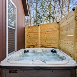 Honey Bear Treehouse's bubbling hot tub