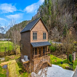 Cabin By The Creek's exterior