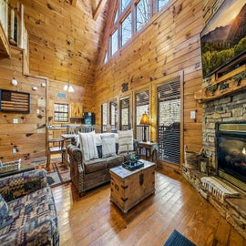 Bourbon Bear Lodge's cozy living area