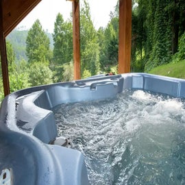 Nature's Haven Lodge's bubbling hot tub