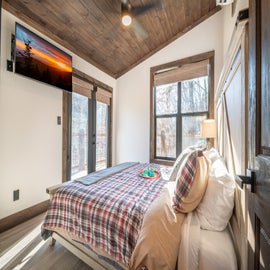 Smoky Mountain Secret's comfy bedroom