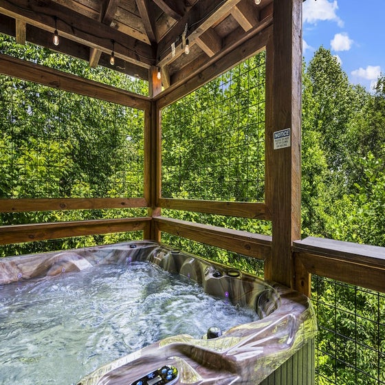 Black Bear Bungalow's bubbling hot tub