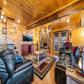 Walden's Creek Lodge's cozy living area