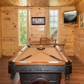 Nature's Haven Lodge's pool table