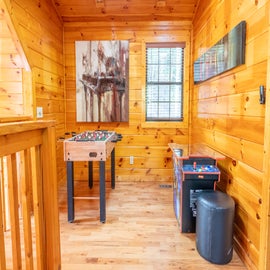 Cabin on the Creek's loft area