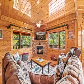 Bear Essentials Lodge's cozy living area