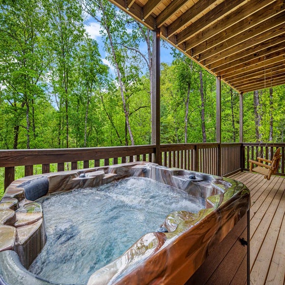 Bear Up There Cabin's bubbling hot tub