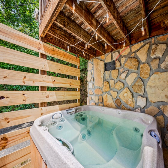 Little Bear Getaway's bubbling hot tub