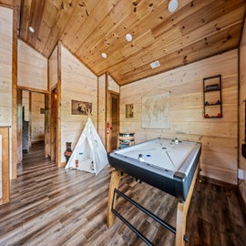 Bear Family Cabin's fun game room