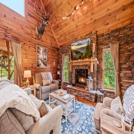 Majestic Elk Hideaway's cozy living area