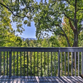 Pinecone Cottage's relaxing deck