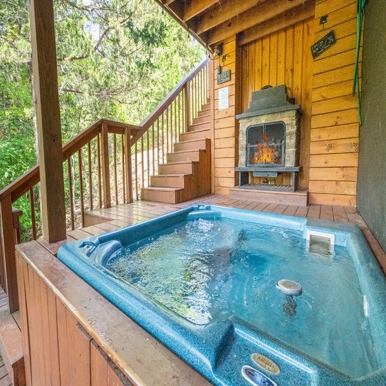 Mountain Retreat's bubbling hot tub