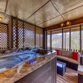 Honey Bear Slopes' private hot tub