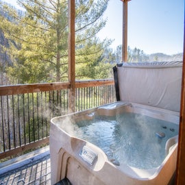 Smoky Ridge Retreat's bubbling hot tub