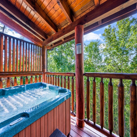 Honey Bear Cabin's bubbling hot tub