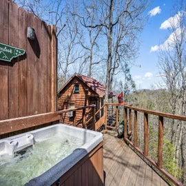 Treehouse Overlook's bubbling hot tub