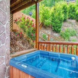 Pine Top Paradise's bubbling hot tub