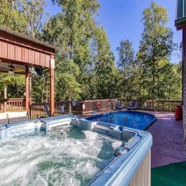 Splashside Retreat's bubbling hot tub