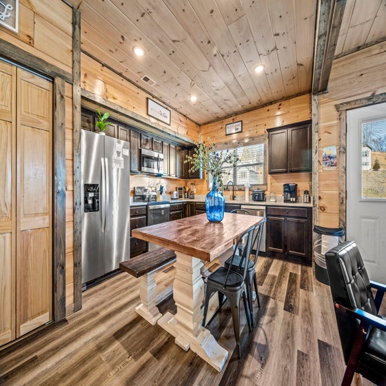 Grey Wood Lodge's fully equipped kitchen and dining area