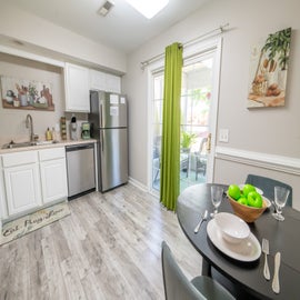 The Green Apple Townhouse's kitchen and dining area