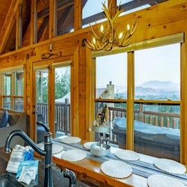 Bear View Cabin's inviting dining area